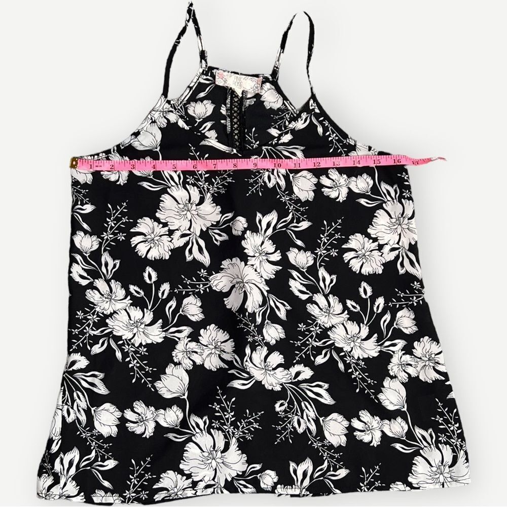 Pink Rose Flowy Black & White Floral Sleeveless Blouse. Top. Small. - Picture 4 of 7
